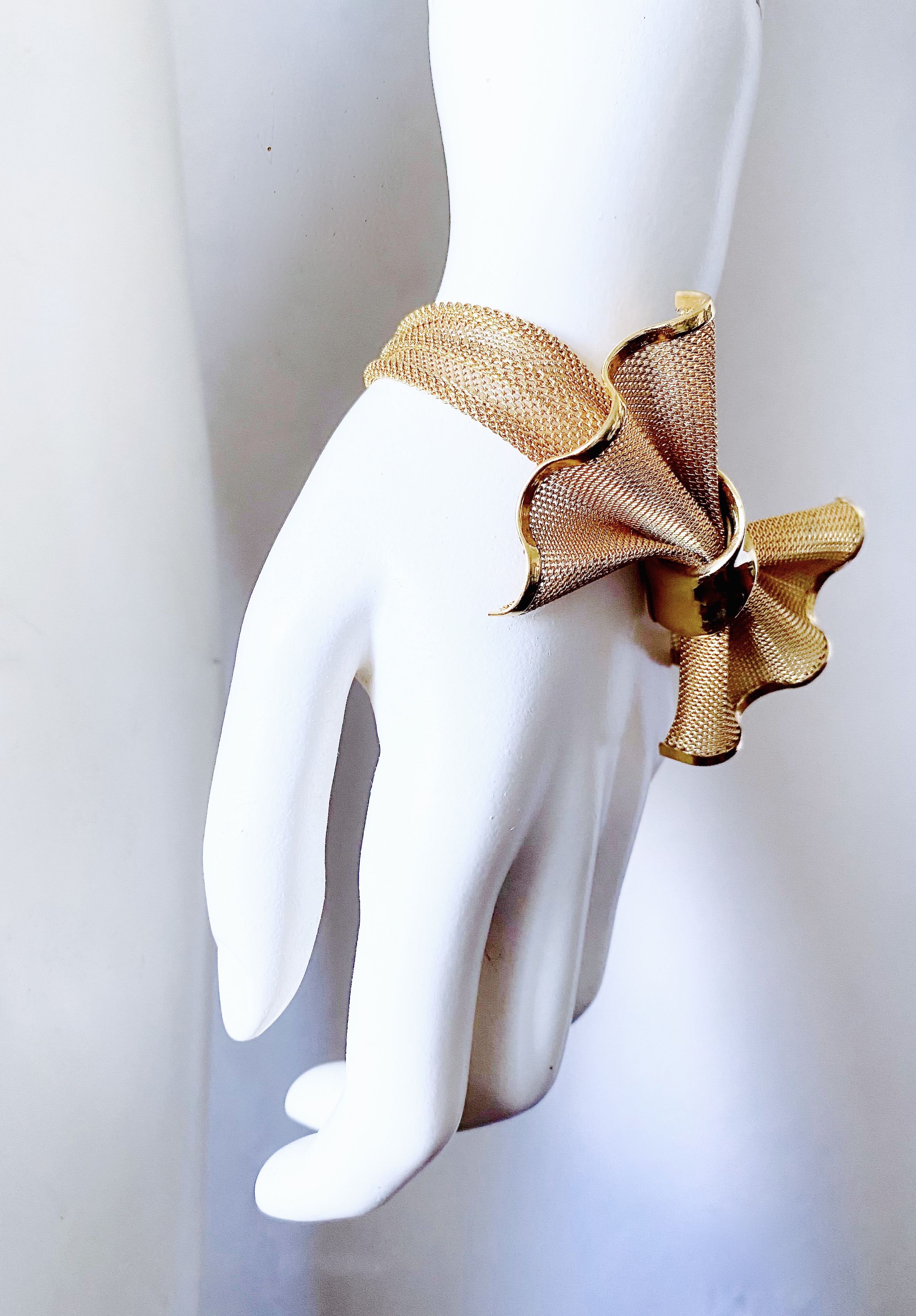 80S GIVENCHY 
 TUXEDO BOW
BRACELET